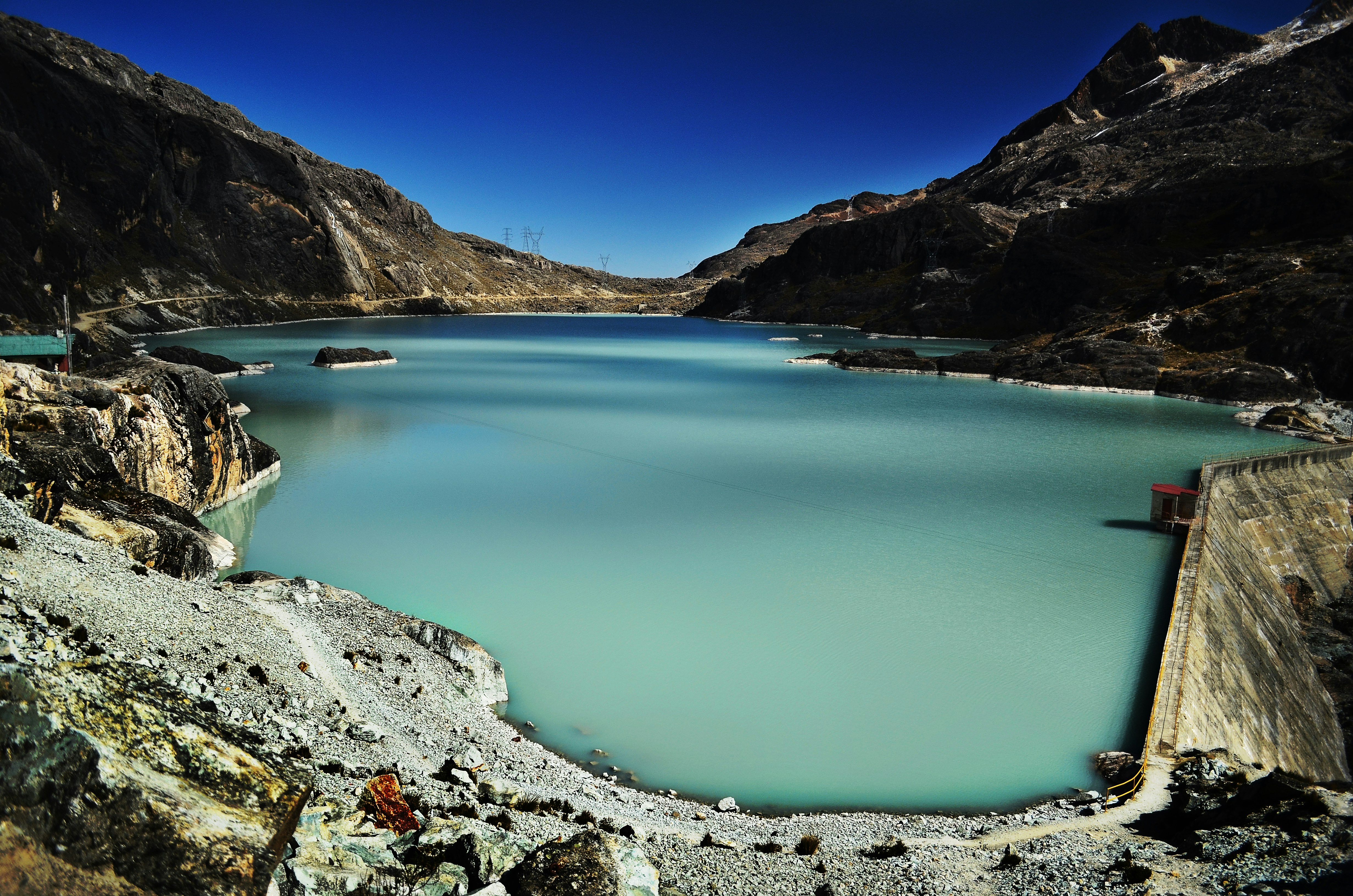 dam within mountain range during daytime